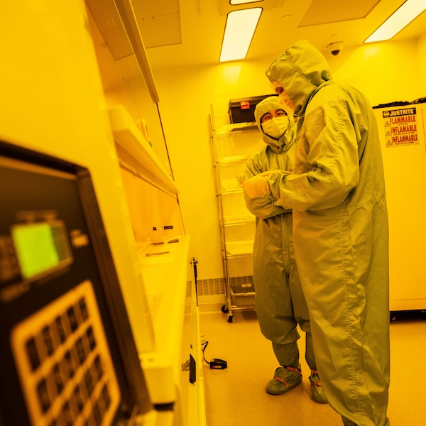 UBC_ANF-20230309_PJ_4678_600x600 Two workers in the yellow room